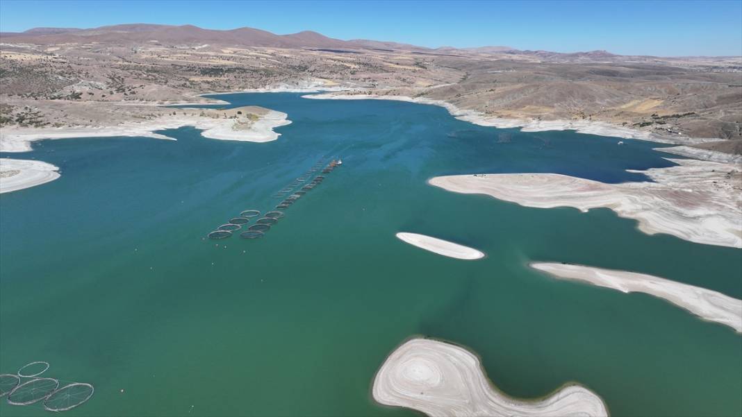 Barajdaki su çekildi, köy enkazı ortaya çıktı, balık kafesleri zeminle buluştu 7
